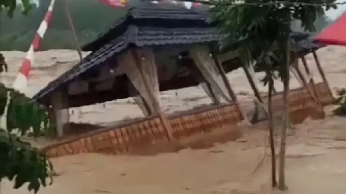 Banjir around Lahat, Selatan Sumatra