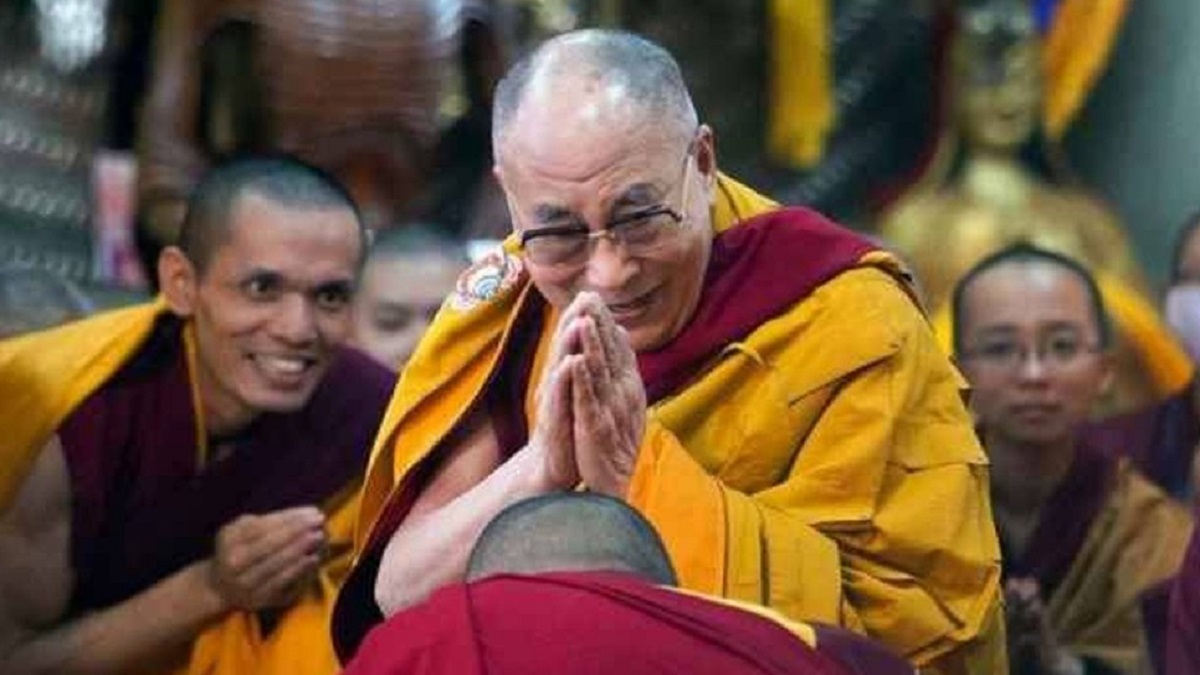 Dalai Lama kissing an Indian boy (4)