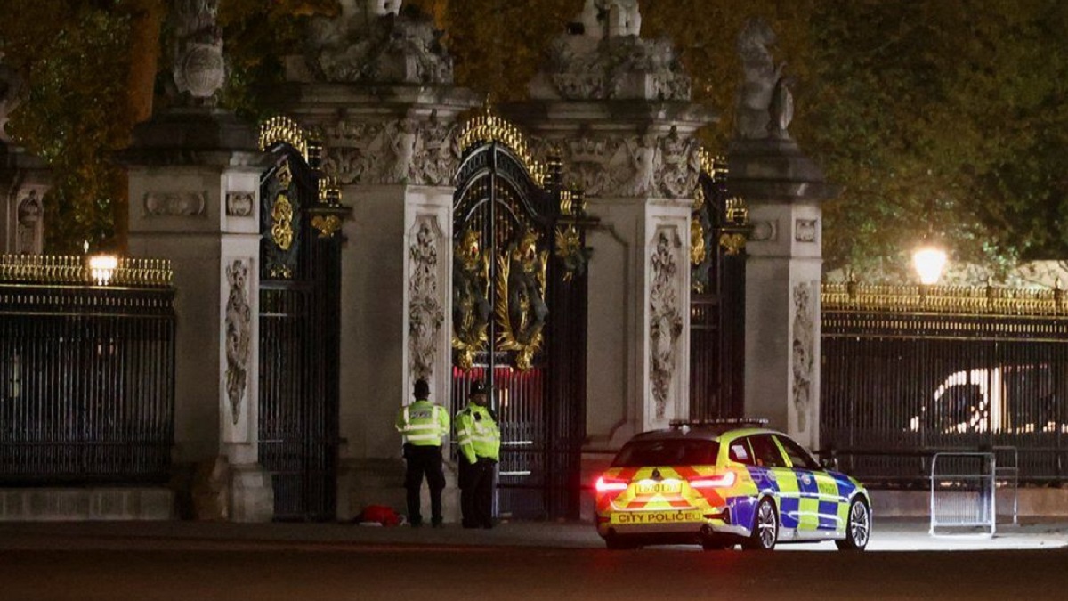 Man arrested outside Buckingham Palace