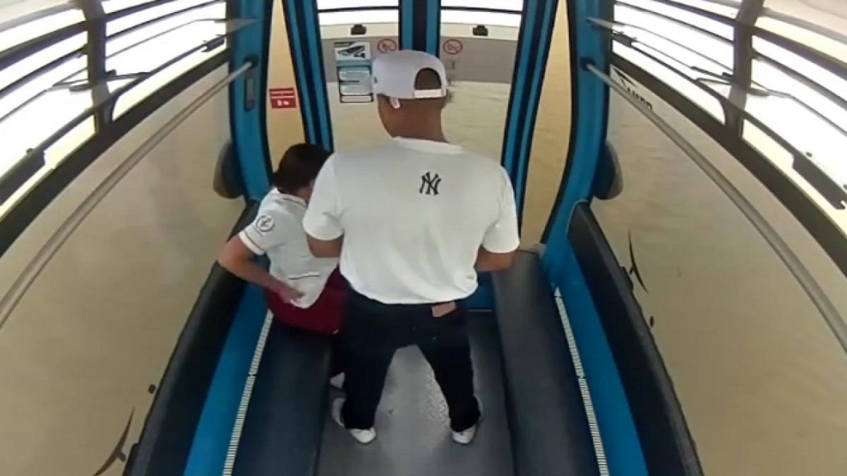 Video of Couple in Cable Car Guayaquil
