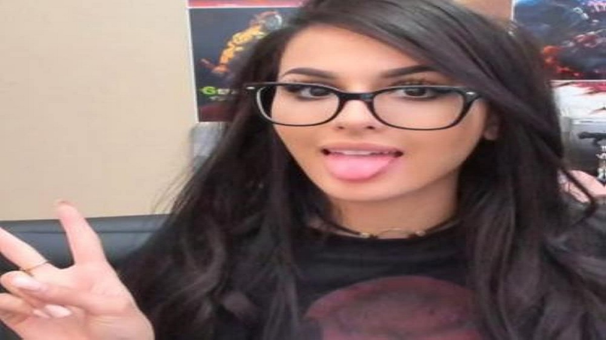 Youtuber SSSniperWolf’s Parents Name, Age, Bio, Birthday, Family, Net Worth