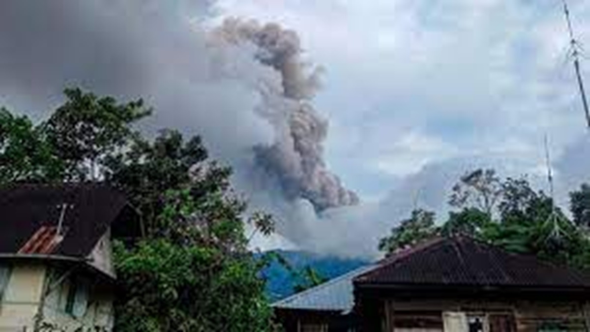 El volcán Monte Marapi entra en erupción en Indonesia