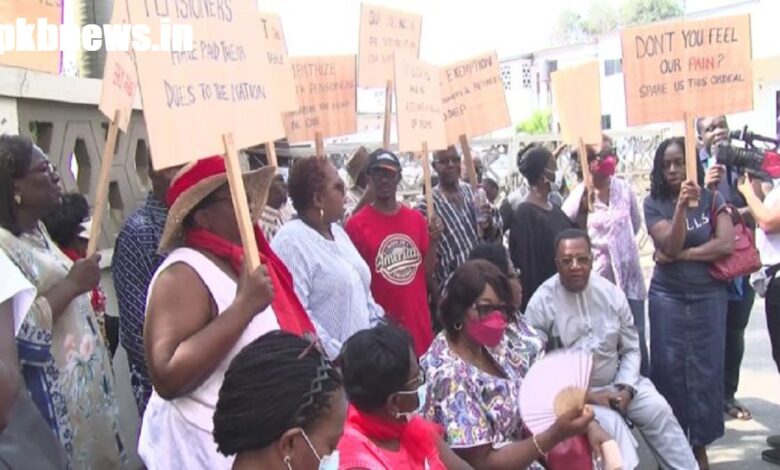 Pensioners Picket Ministry