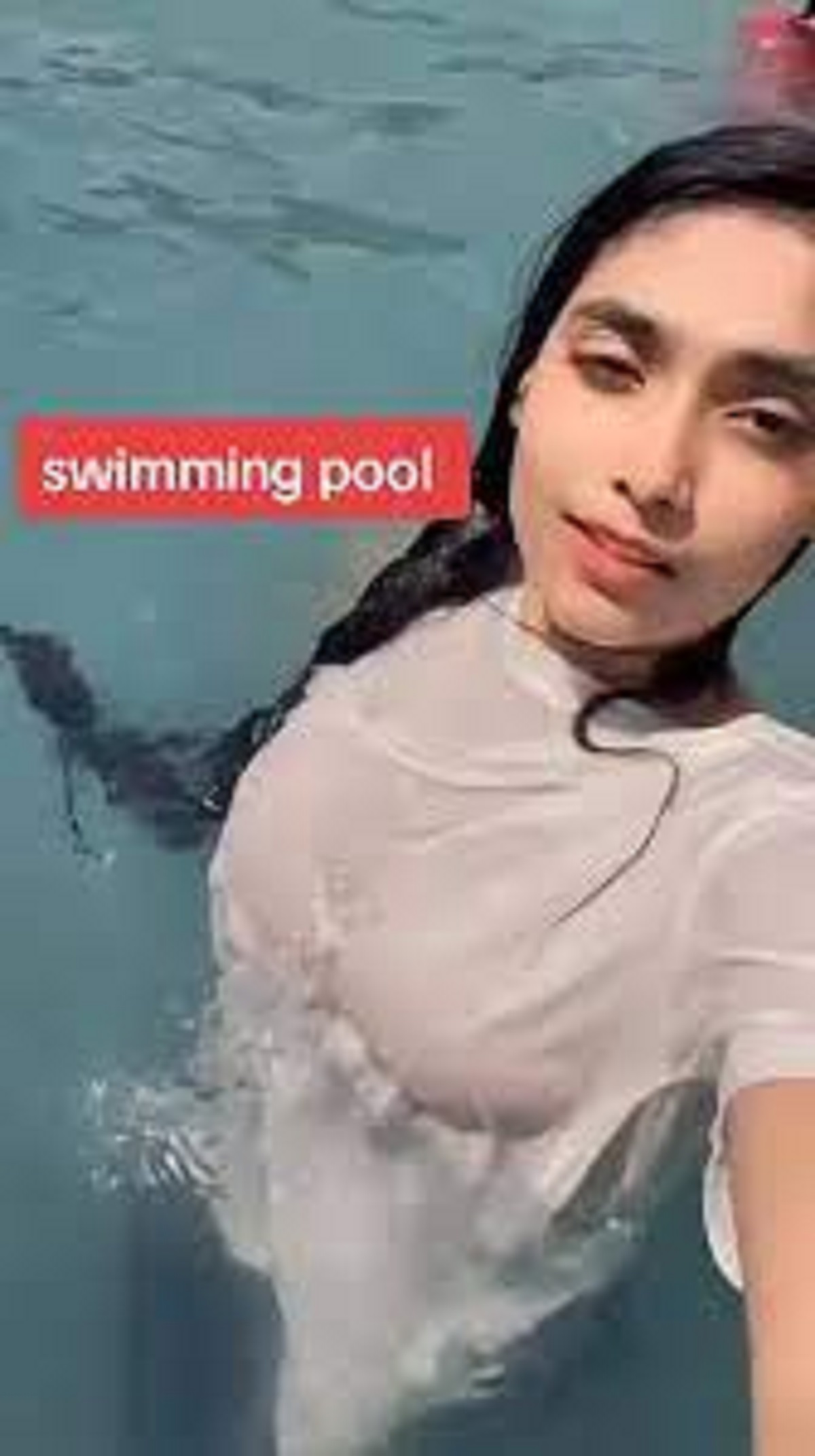Aina Asif swimming video