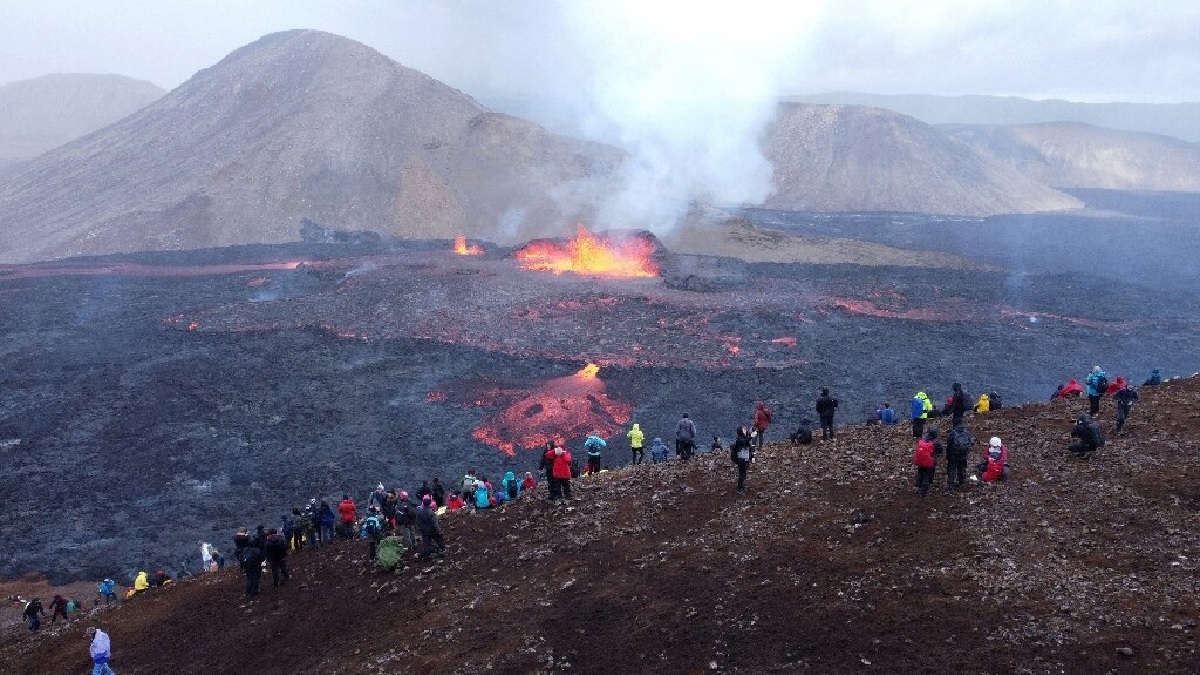 Icelandic Volcano Eruption Iceand Recorded 2200 Earthquake In 24 Hours