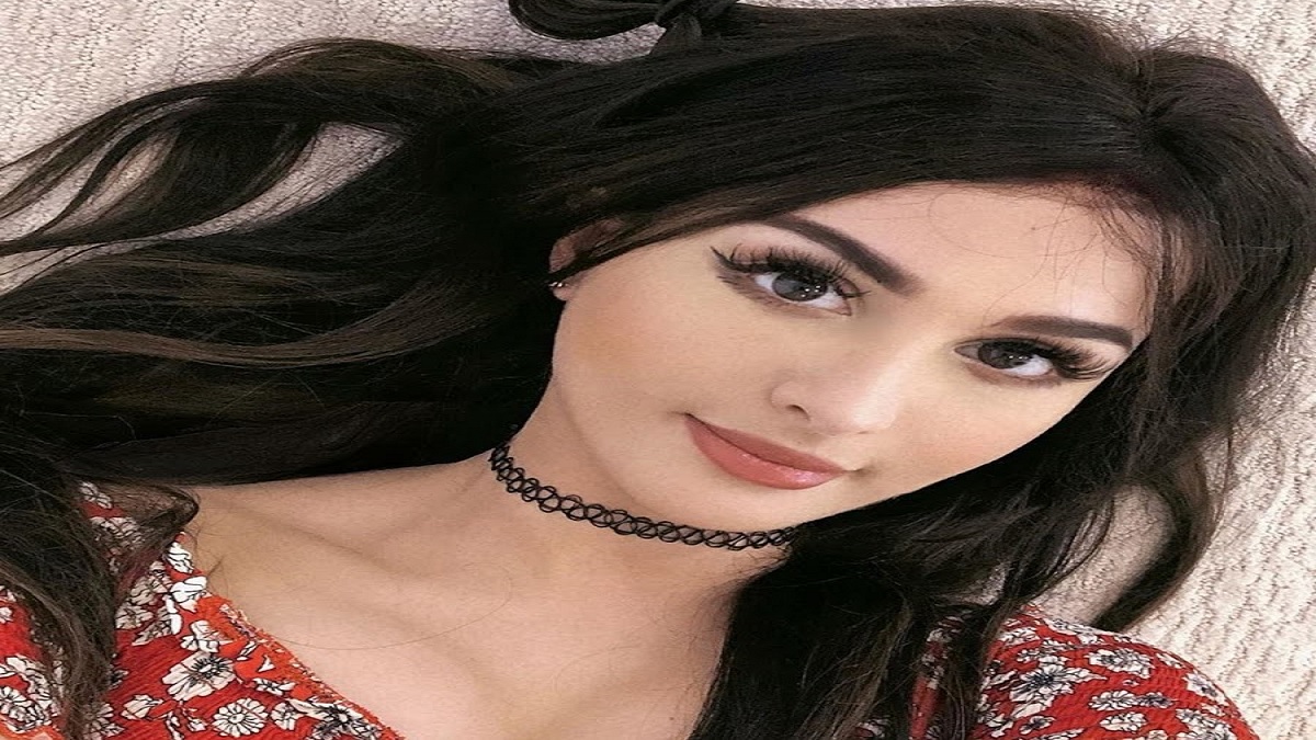 Youtuber SSSniperWolf’s Parents Name, Age, Bio, Birthday, Family, Net Worth